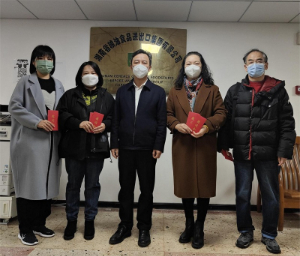 農(nóng)業(yè)集團(tuán)黨委委員、副總經(jīng)理陳根榮慰問糧油集團(tuán)困難黨員、困難職工